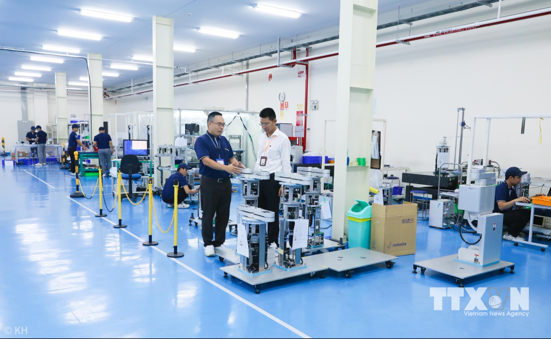 Dây chuyền Lắp ráp robot trung chuyển wafer trong ngành bán dẫn. (Ảnh: Thành Phương/TTXVN)